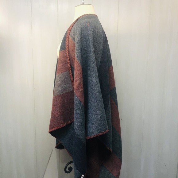 BB Dakota Poncho Cardigan One Size Fits All Gray Red Blue Reversible Fab Fit Fun - Picture 5 of 9